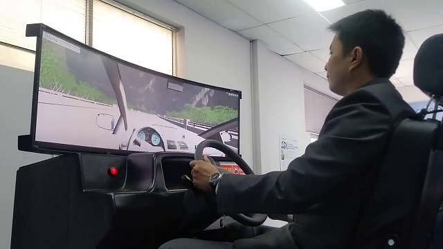 Học lái xe trên mô hình thực tế ảo giúp học viên tập xử lý các tình huống giao thông